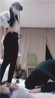 【羽唯】毛拖鞋捂了一天的脚强迫舔 JS241223-12