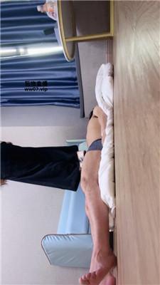 【泡泡】坐脸掐乳-小白鞋白袜踩虐 JS250519-2