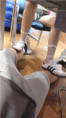 【素人】德训鞋白袜桌底踩狗 JS250704-12