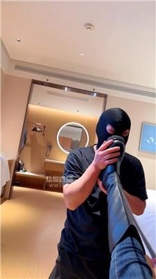 【嘻嘻】强迫奶狗舔臭脚丫 JS260127-25