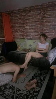 【淘淘】邻家女孩的脚下奴 JS260327-17