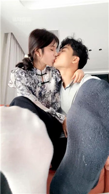 【香芋朱朱】桌下偷窥的绿帽狗    260329-16