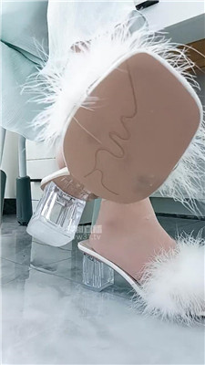 【依甜】脚奴爬过来舔脚    260402-31