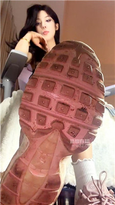 【不知名】老师偷闻女生白袜被发现后 260403-12