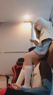 【重庆柠檬s】小白鞋过膝袜暴力揍18岁学生狗 bf10144