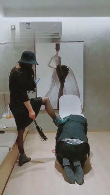 【雪妃】狗儿子舔妈妈的脚 bf10243