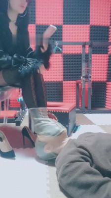 【媚娘】臭脚强制捂脸窒息 bf10275