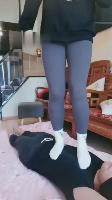 【软熊】体育生午后把贱狗当蹦床踩踏 bf10405