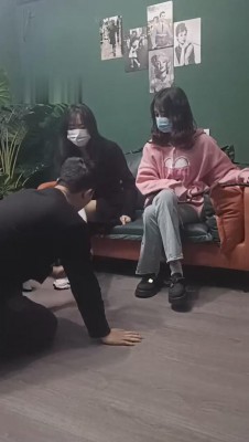 【重庆男神】两精神小妹暴打男神 bf10419