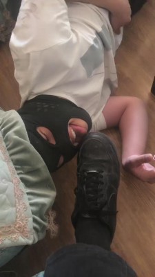 【训狗王】舔三学生素人的脏鞋底 bf10464