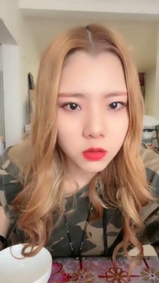 【初见】主人回家吃饭狗在下面伺候脚 bf10515