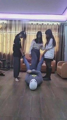 【德意户外男神】四个女神素人群殴调教【完整版】 bf10516