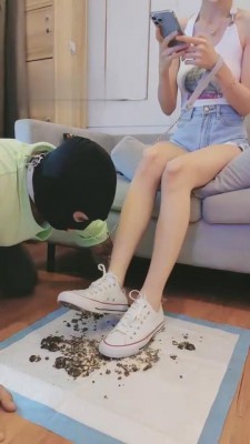 【暴力美学】帆布鞋踩踏喂食/鞋深喉 bf10629