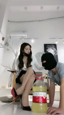 【风吟女神】下贱的厕所挑战5升圣水 bf10850