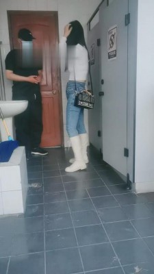 【语晴】公厕偷窥的下场 bf10835