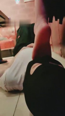 【猫神大人】KTV让狗品尝原味裸足 bf11101