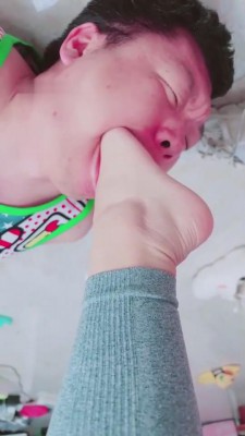 【兔粉粉】小白鞋白棉袜羞辱老公 bf11105