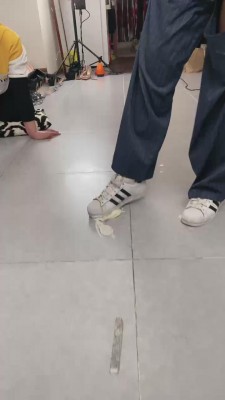 【二宝】教素人学生S踩食物喂食/强迫吃袜子 bf11222