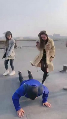 【二宝】精彩!三网红户外重度踢踹虐废狗【双视角版】 bf11289