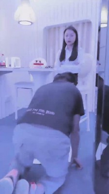 【美帝】生气把狗当出气筒 bf11335