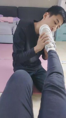 【雪儿】舔脏小白鞋/臭脚 bf11852