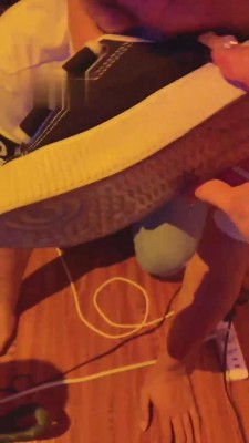 【不知名美女】强制贱狗闻臭脚臭鞋 bf12052