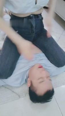 【美丝大】牛仔裤窒息坐脸羞辱 bf9388