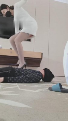 【梓晨】御姐高跟全体重踩踏 bf9437