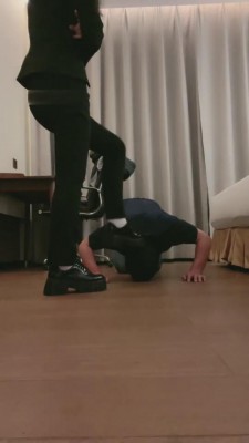 【御严】白领下班后圣水喂食圈养奴 bf9490