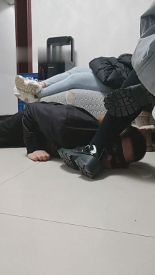 【文文文】舔三素人的脏鞋底 bf9586