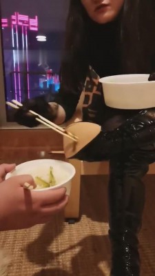 【飞扬女王】亮皮靴投喂贱狗【完整版】 bf9631