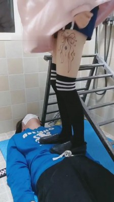 【小森大人】学生主首播tj暴力踩踏耳光 bf9755