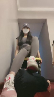 【琳琳】健身后超臭棉袜羞辱脚奴 bf9943