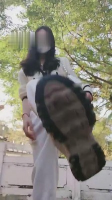 【芷晴】爬山后户外原味白袜羞辱狗 bf8077