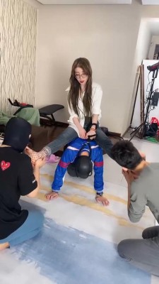 【领主老大】马背上强制双狗舔脚 bf8130