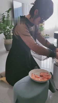 【清见】女奴时常伺候女主用餐 bf8194