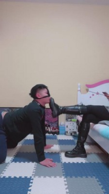 【艾琳】长靴高跟羞辱学弟/踩踏 bf8235