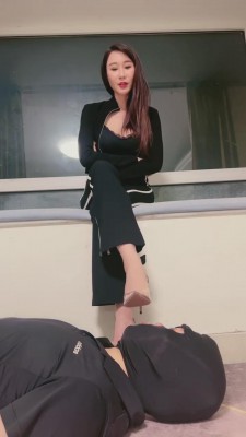 【微希】御姐高跟裸足诱惑脚下奴 bf8942