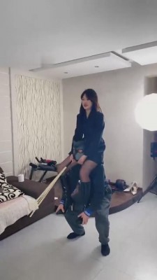 【二宝】19岁新素人开发/坐地铁一天/臭脚篇 bf8466