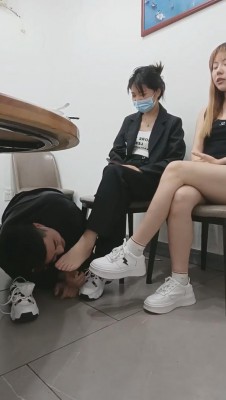 【小猫咪】带狗餐厅里舔素人闺蜜的脚【双视角版】 bf8885