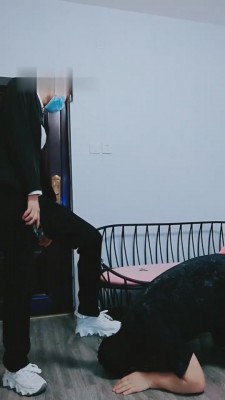 【晨沐】白领脏小白鞋踩踏喂食 bf8615