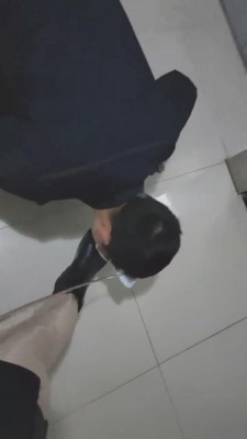 【乐爷】深夜楼道遛狗吃圣水丝袜 bf9001