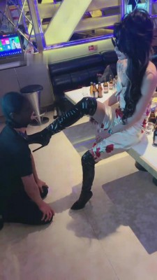 【爱神】女老板KTV把下属虐废-舔丝足/浓痰/高跟鞋喝酒 bf8945