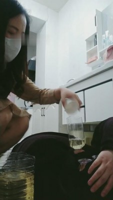 【情侣月儿】饿一天只喝大桶圣水 bf10026