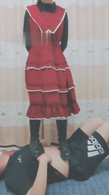 【菠萝菠萝蜜】踩踏恋足耳光鞭打 bf6444