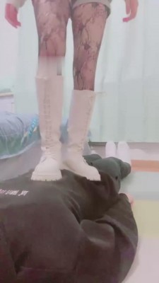 【小劳拉】暴力踩踏-长靴黑丝耳光/骑脖子 bf6314