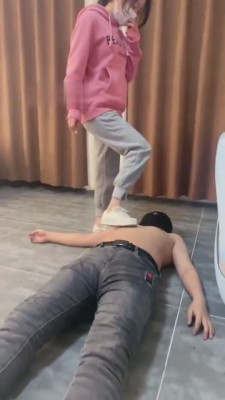 【逗逗】极致窒息专场-全体重踩脖子/踩脸鼻 bf6515