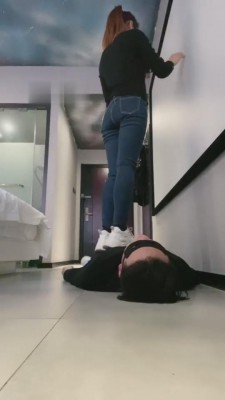 【魅儿】小白鞋全体重踩踏狗 bf6465