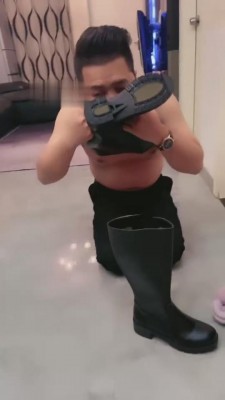 【滔滔】偷舔鞋被发现后暴打 bf6781