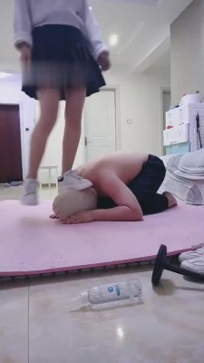 【雪儿】小白鞋踩踏踢踹/虐乳专场 bf7103